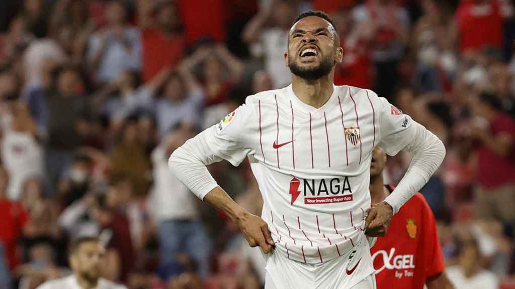 El lamento de En-Nesyri, tras fallar una ocasión en el empate del Sevilla en la Liga / EFE