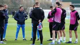 Xavi dialoga con los jugadores del Barça en el entrenamiento de este miércoles / FCB