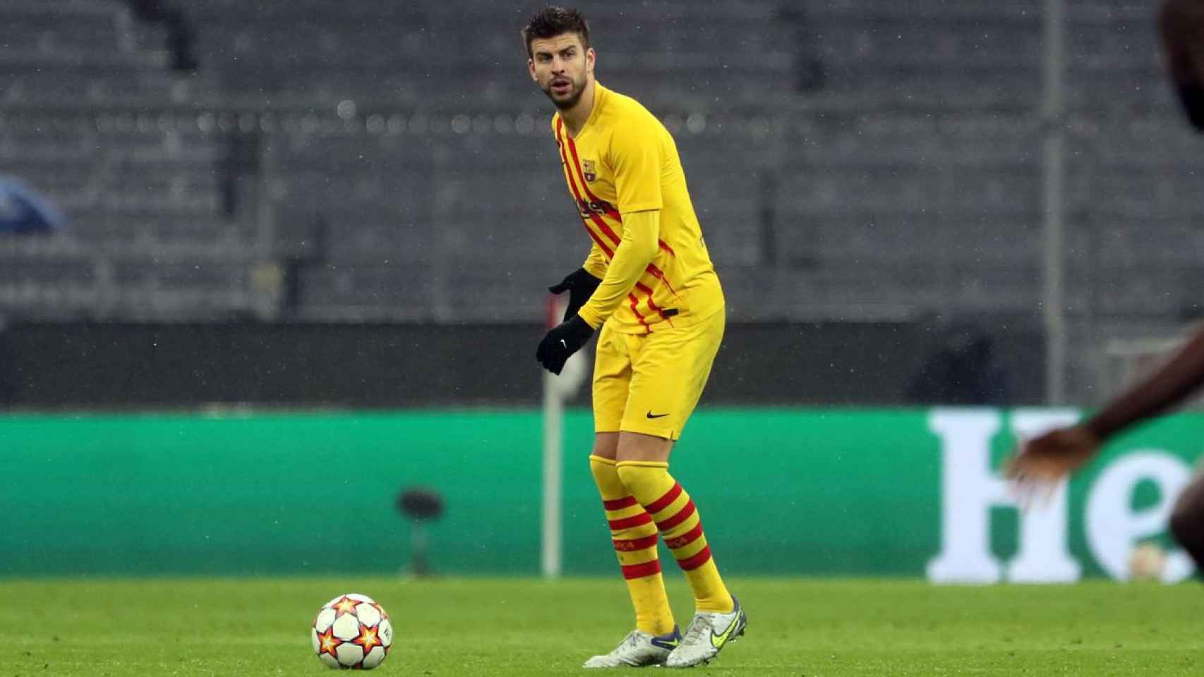 Piqué despeja la bola con el Barça / FCB