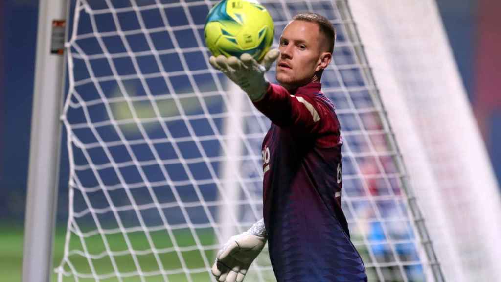 Ter Stegen con la bola en el Barça / FCB