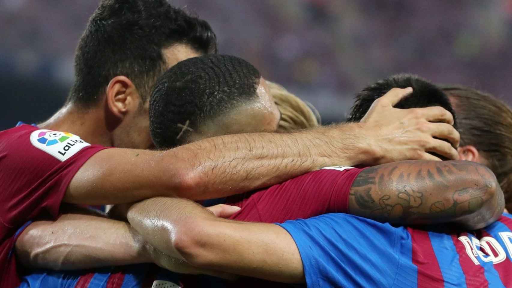 Los jugadores del Barça se abrazan tras un gol ante la Real Sociedad / FCB