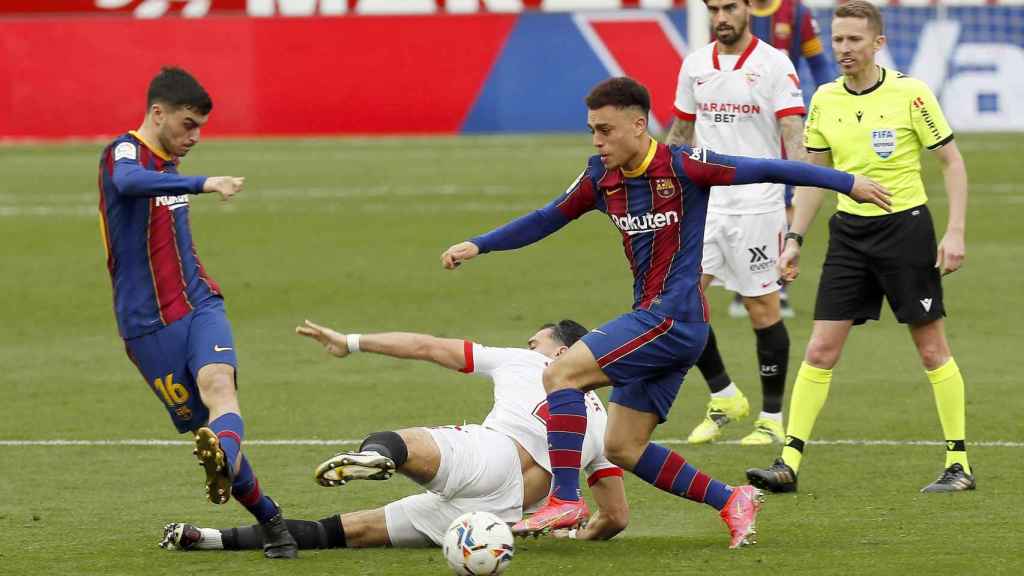 Pedri y Sergiño Dest contra el Sevilla / EFE