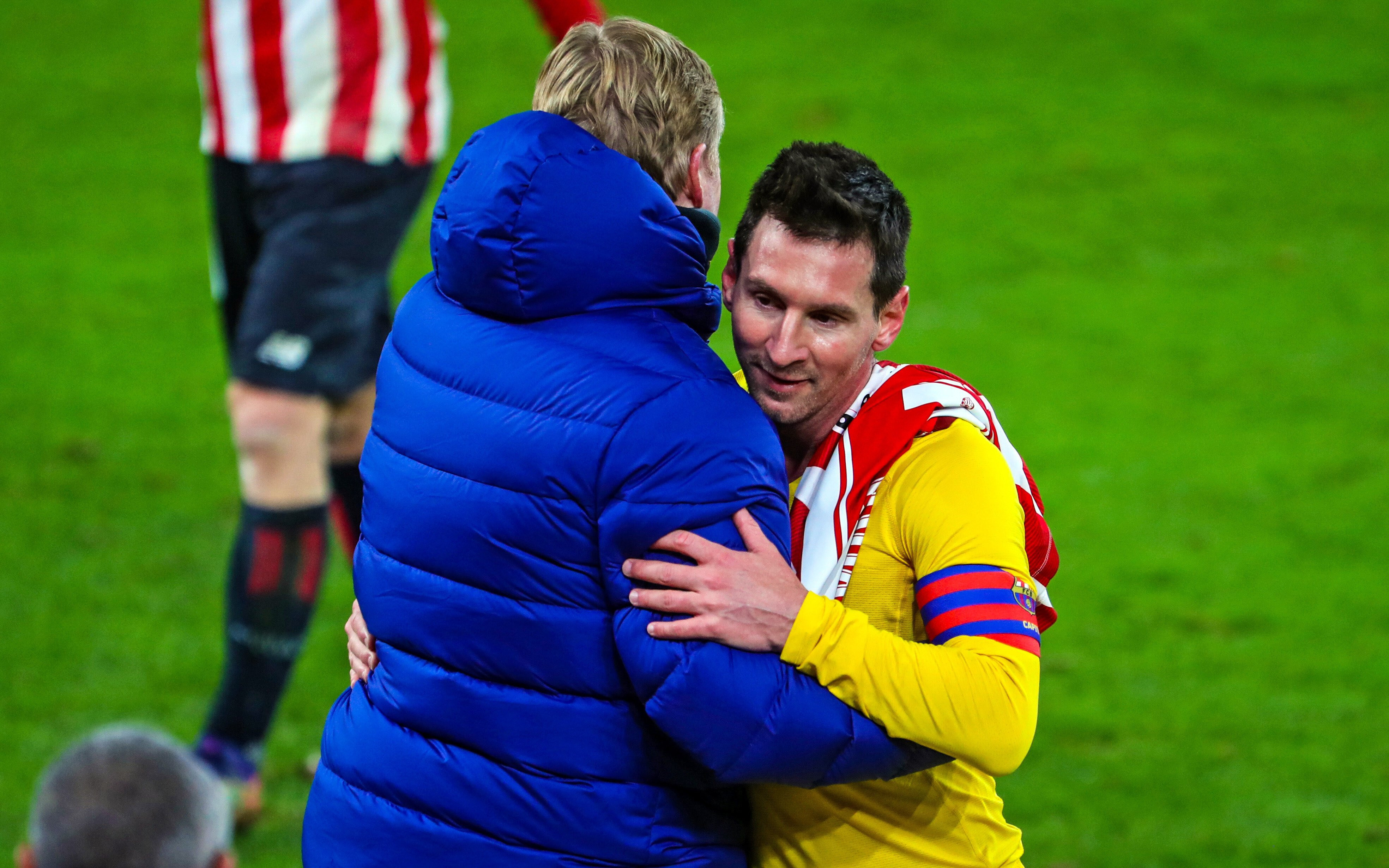 Leo Messi se saluda con Ronald Koeman | EFE