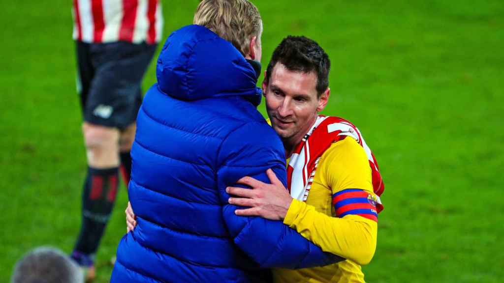 Leo Messi se saluda con Ronald Koeman | EFE