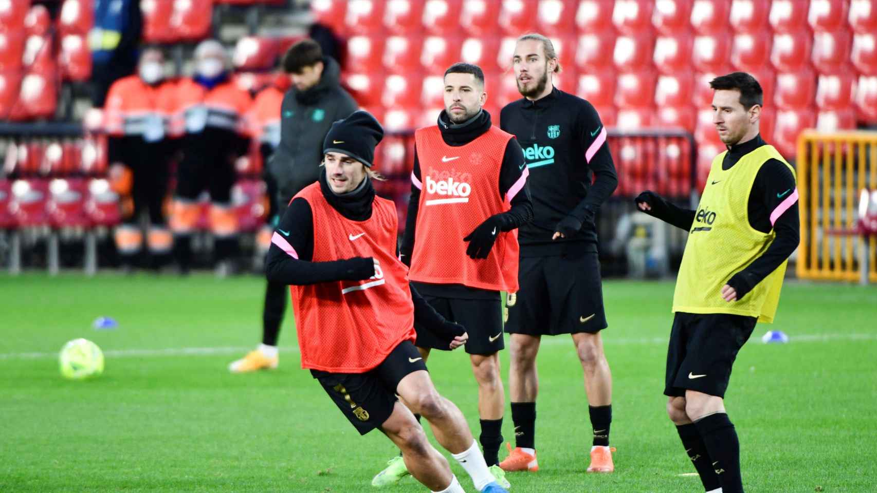 Los jugadores del Barça calentando antes del partido en Granada / EFE