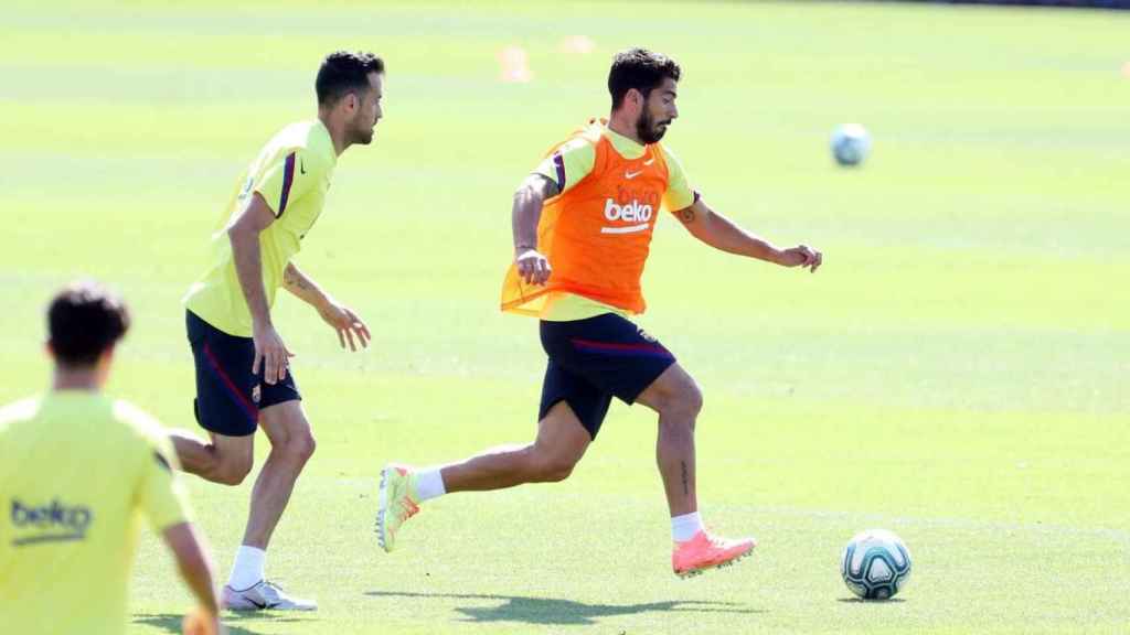 Luis Suárez entrenando con sus compañeros /FC BARCELONA