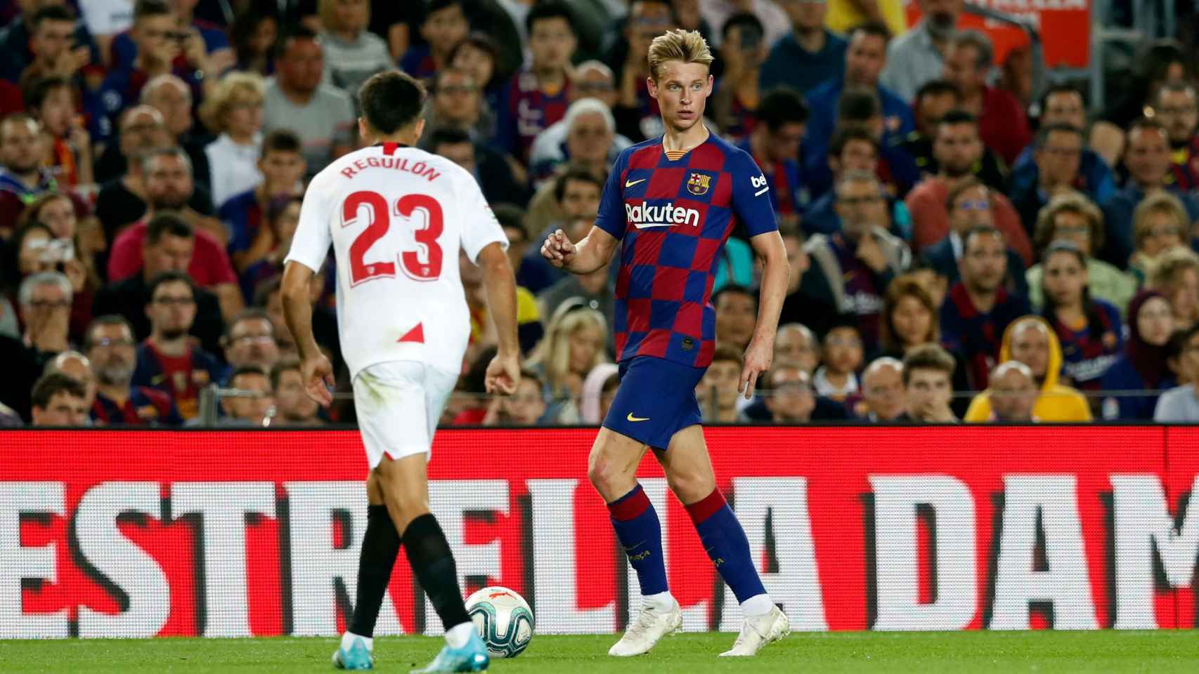 Frenkie de Jong jugando contra el Sevilla / FC Barcelona