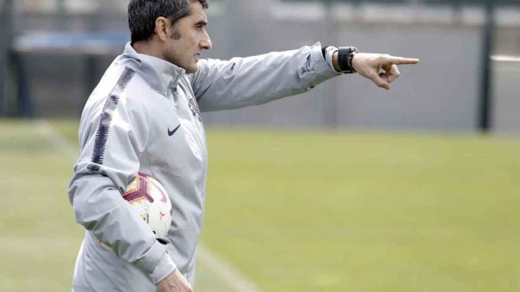 Una foto de Ernesto Valverde durante un entrenamiento del Barça / FCB