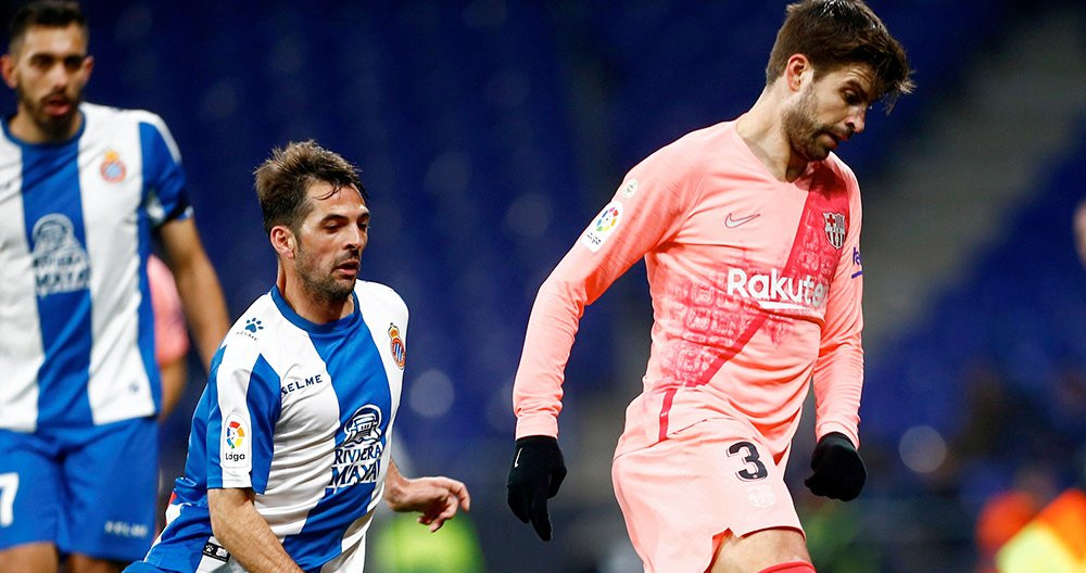 El defensa del FC Barcelona Gerard Piqué (d) se escapa de Victor Sánchez, del RCD Espanyol / EFE