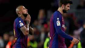 Arturo Vidal se lamenta tras una ocasión desaprovechada con Piqué / EFE