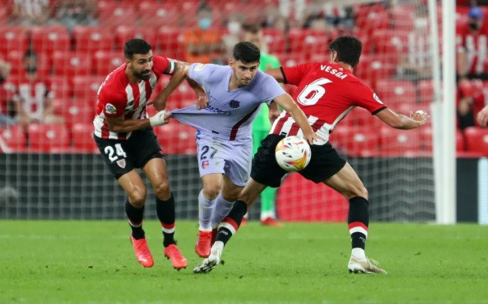 Yusuf Demir recibe una falta en su debut oficial, ante el Athletic Club / FCB