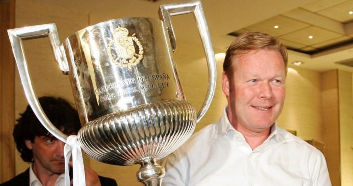 Ronald Koeman con la Copa del Rey / EFE