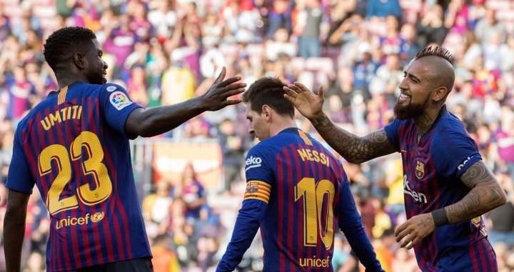 Arturo Vidal celebra con Umtiti su gol frente al Getafe / EFE