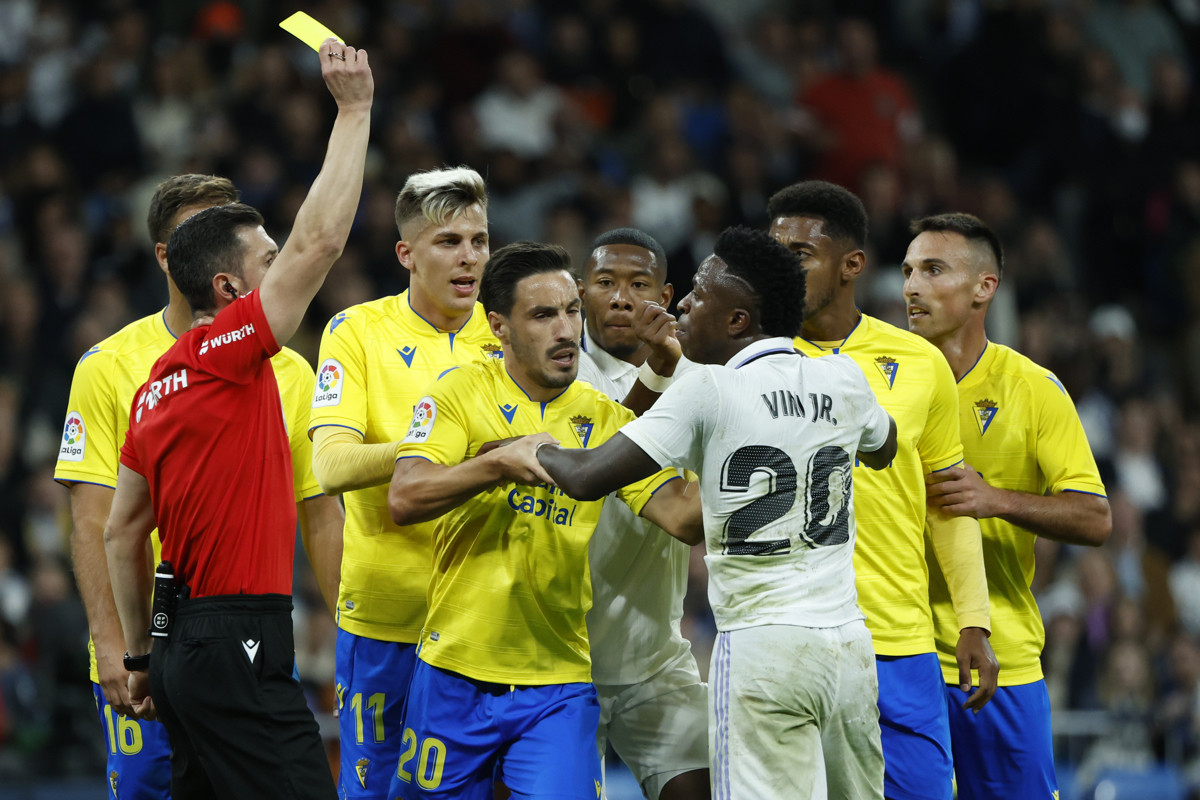 Vinicius Jr, enfrentándose a los jugadores del Cádiz / EFE