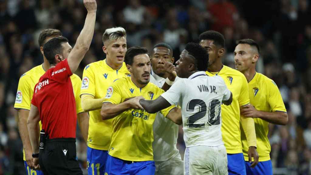 Vinicius Jr, enfrentándose a los jugadores del Cádiz / EFE