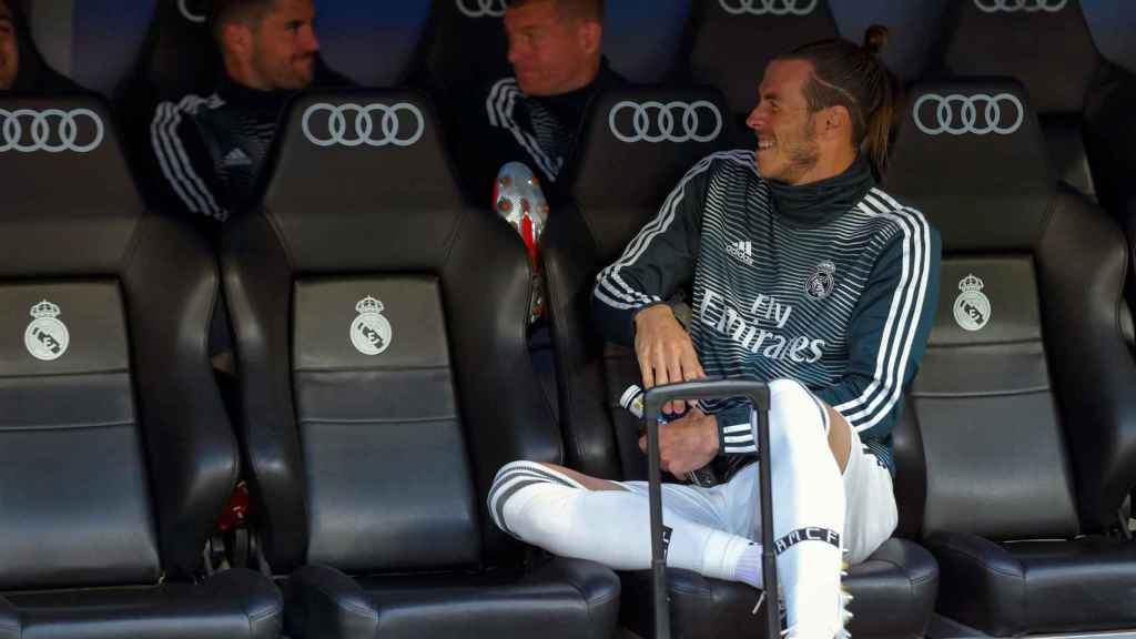 Bale se ríe con Isco y Kroos en el banquillo del Real Madrid / EFE