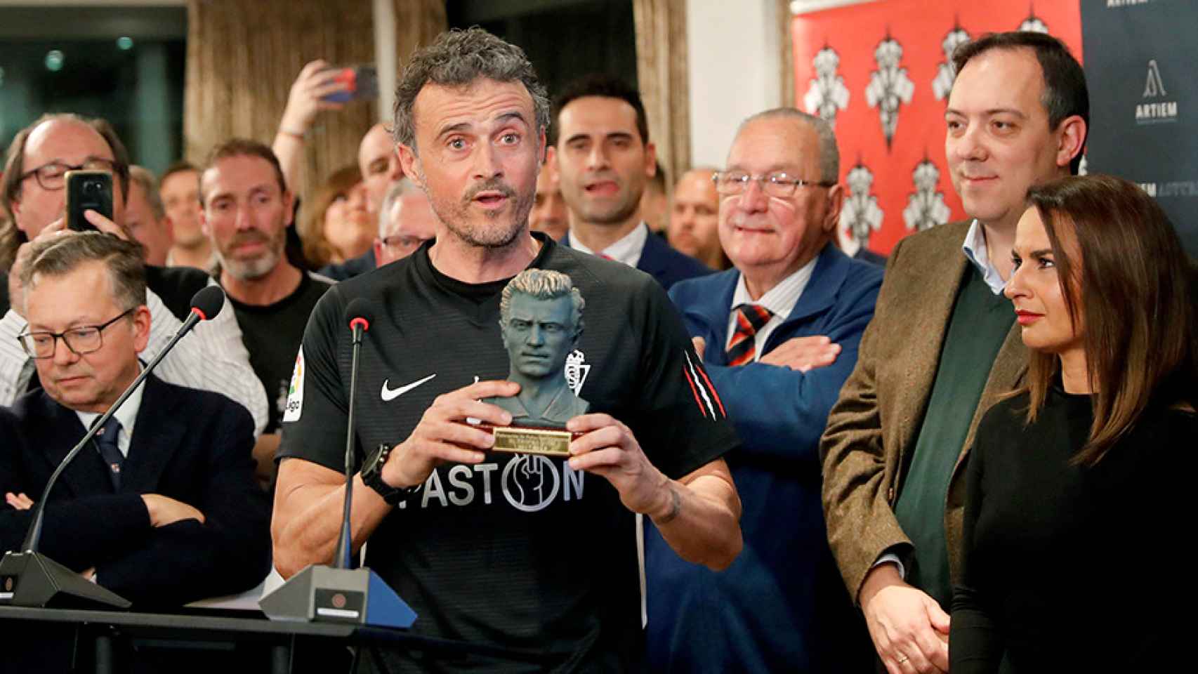 El seleccionador nacional de fútbol, Luis Enrique Martínez (c), durante el acto de entrega de los trofeos Quini / EFE