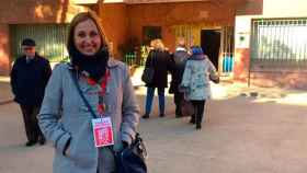 Eva Menor, alcaldesa de Badia del Vallès frente al colegio La Sardana / CG