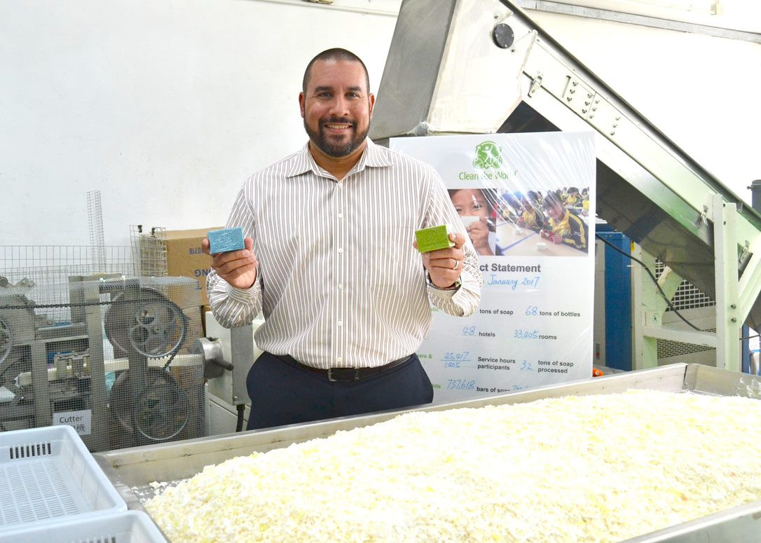 Shawn Seipler muestra el proceso de reciclaje de pastillas de jabón de los hoteles