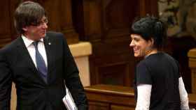 El expresidente de la Generalitat, Carles Puigdemont, sonriendo a Anna Gabriel cuando era diputada de la CUP, antes de fugarse ambos tras la declaración unilateral de independencia de Cataluña en el Parlament / EFE