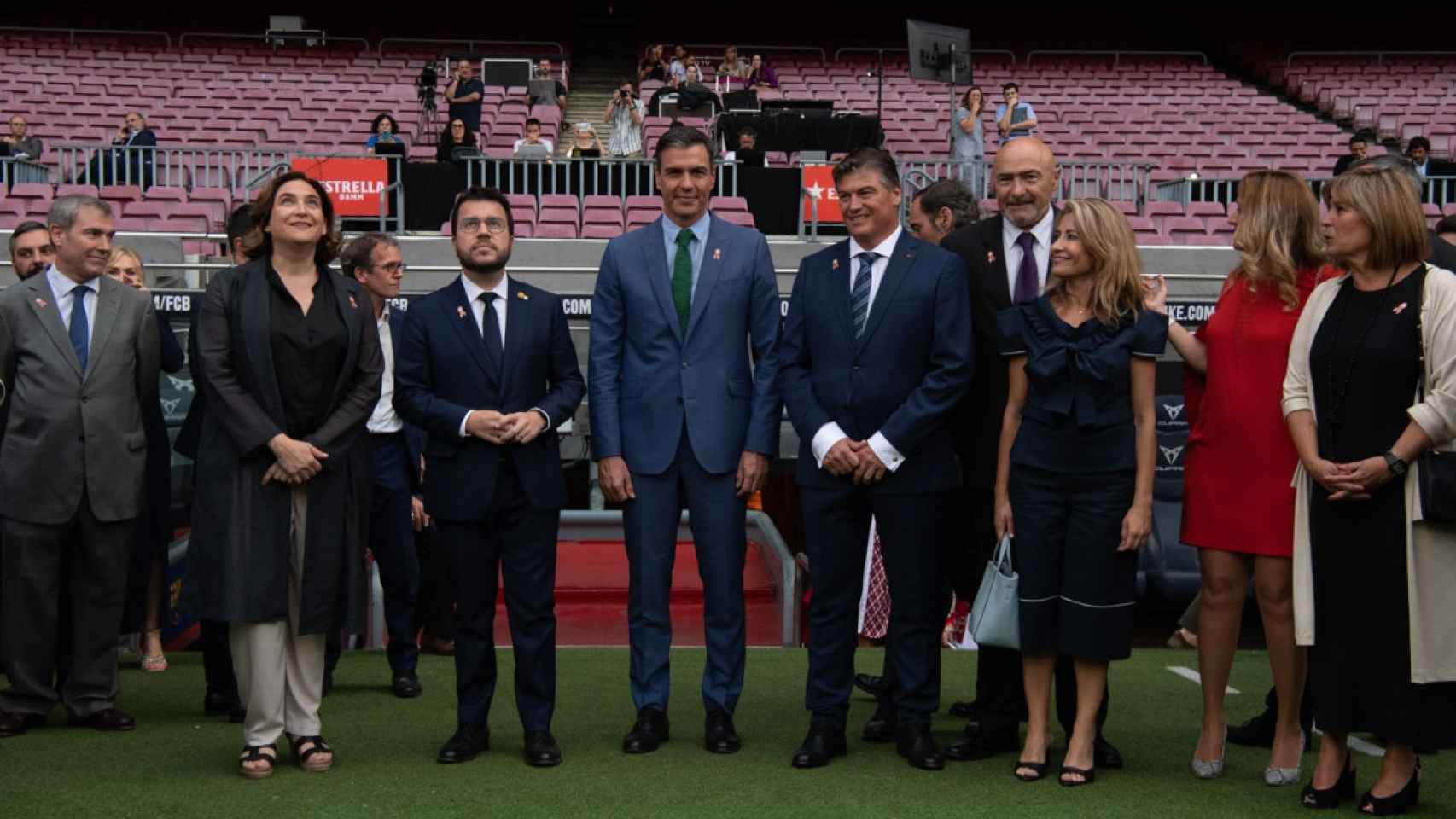 De izquierda a derecha: Ada Colau, Pere Aragonès, Pedro Sánchez, Antoni Cañete, Raquel Sánchez, Maria Eugènia Gay y Núria Marín en la entrega de los Premios Pymes 2022 / Gala Espín (Crónica Global)