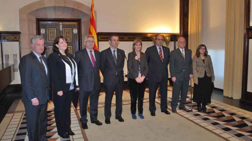 Miembros de la Sindicatura de Cuentas, todos con mandatos caducados por el bloqueo independentista, en 2011 junto a la expresidenta del Parlament Núria de Gispert / SINDICATURA