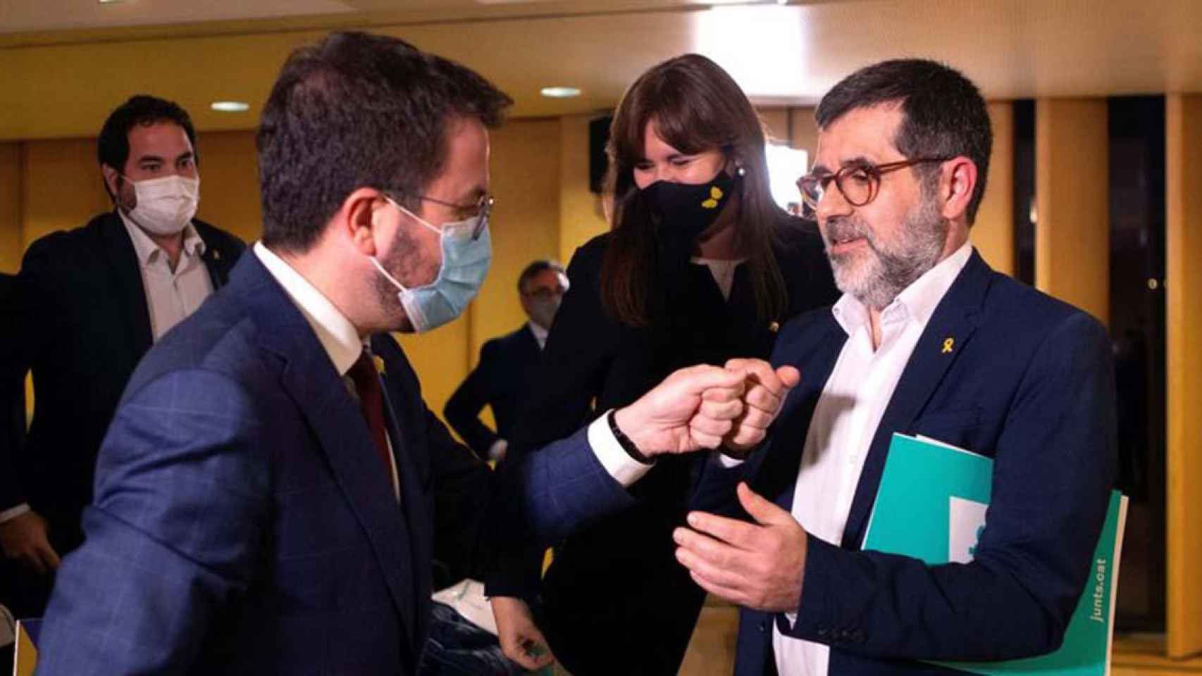 El secretario general de JxCat, Jordi Sànchez (i) junto al candidato de ERC, Pere Aragonès (d), y la presidenta del Parlament, Laura Borràs (c) / EFE