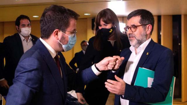 El secretario general de JxCat, Jordi Sànchez (i) junto al candidato de ERC, Pere Aragonès (d), y la presidenta del Parlament, Laura Borràs (c) / EFE