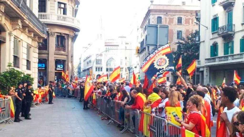 Manifestantes constitucionalistas ante la Jefatura Superior de Cataluña / CG