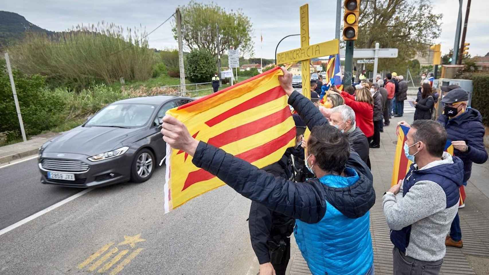 Un pequeño grupo de manifestantes independentistas abuchean al presidente del Gobierno, Pedro Sánchez, a su llegada a Amer / EFE