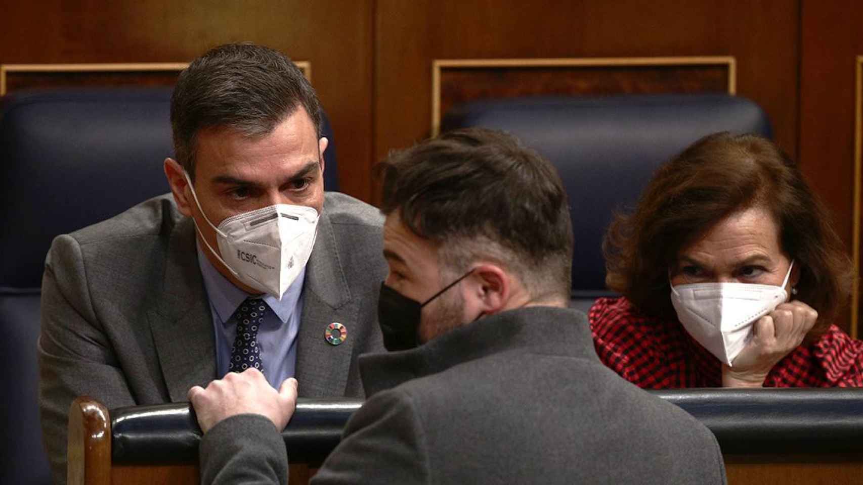 Pedro Sánchez, Gabriel Rufián y Carmen Calvo conversan durante una sesión de control al Gobierno celebrada en el Congreso de los Diputados / EP