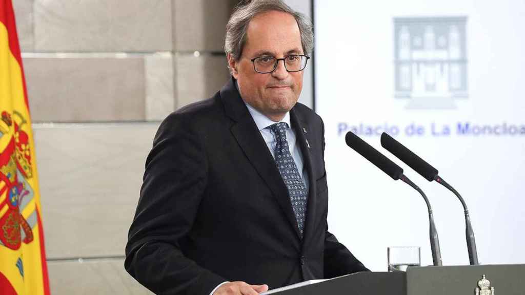 El presidente de la Generalitat, Quim Torra, comparece ante los medios junto a la bandera española tras la primera reunión de la mesa de diálogo / EFE