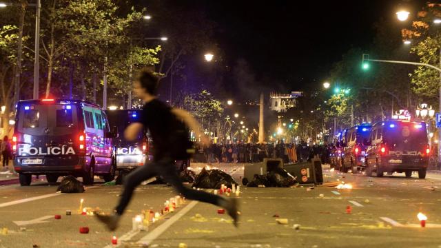 Imagen de los disturbios en el centro de Barcelona este martes / EFE