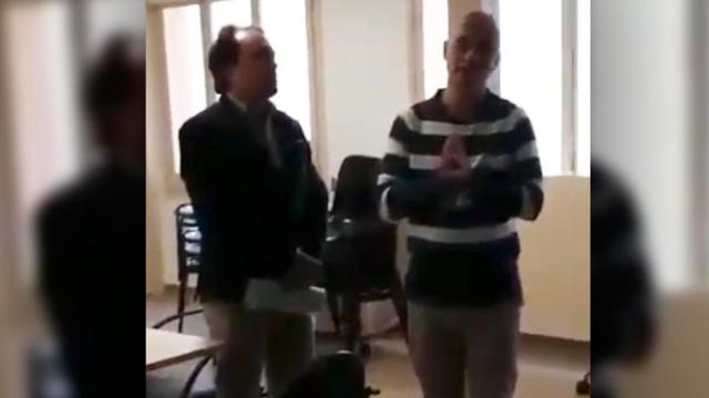 Imagen del ultra independentista Santiago Espot irrumpiendo en el CAP Les Corts para exigir el despido de una doctora que no habla catalán / CG