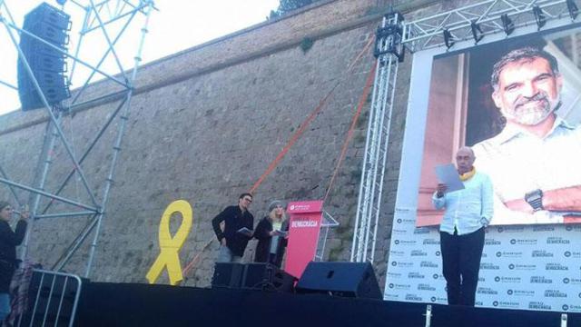 Lluís Llach lee una carta de Jordi Cuixart en el acto de Òmnium donde se han explicado las 10 acciones de campaña contra el juicio del 1-O / ÒMNIUM