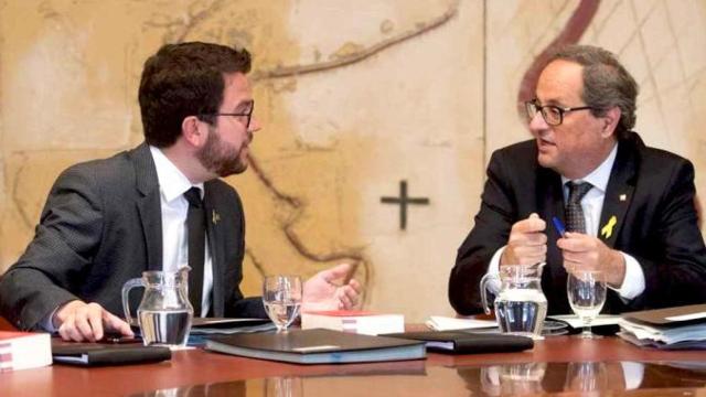 El presidente de la Generalitat, Quim Torra (d), junto al vicepresidente, Pere Aragonès (ERC) / EFE