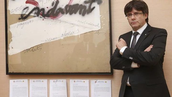 El expresidente de la Generalitat Carles Puigdemont posa junto a sus cinco notificaciones judiciales / CG