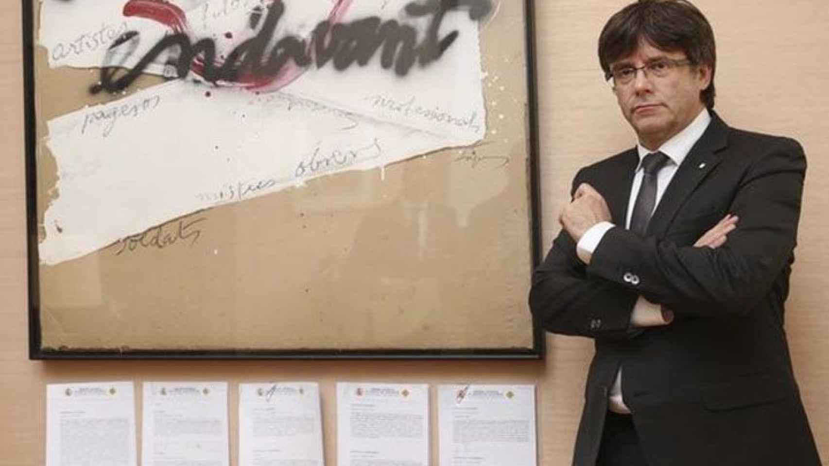 El expresidente de la Generalitat Carles Puigdemont posa junto a sus cinco notificaciones judiciales / CG