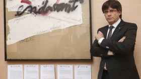 El expresidente de la Generalitat Carles Puigdemont posa junto a sus cinco notificaciones judiciales / CG