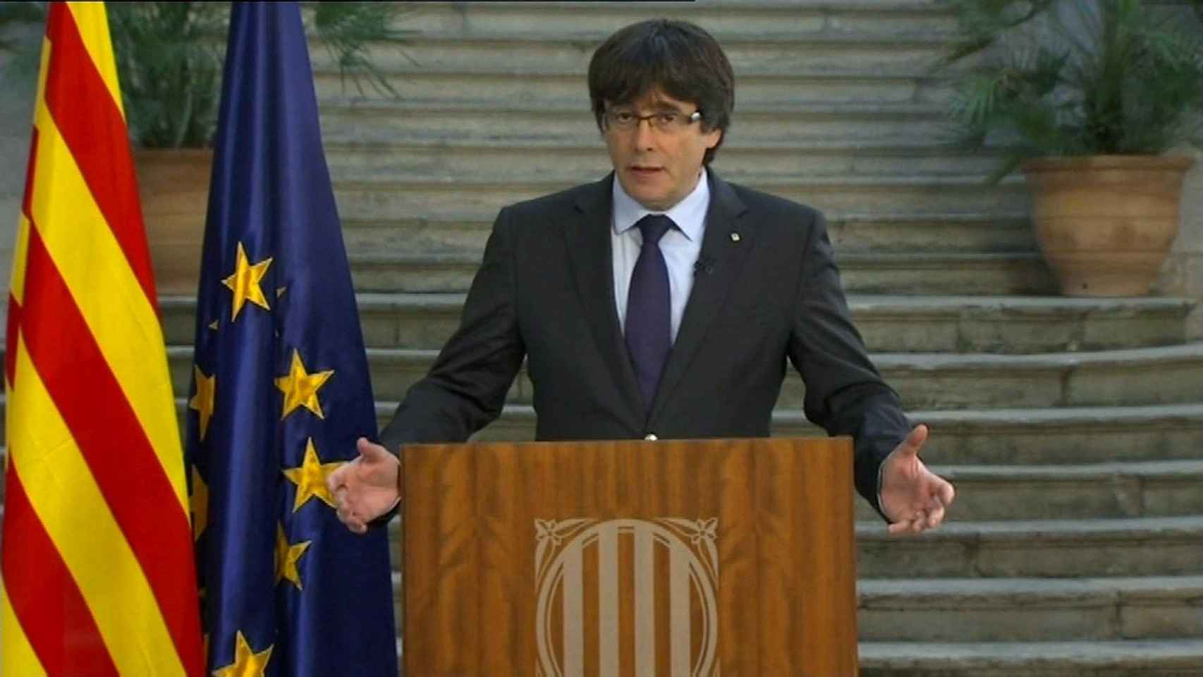 Carles Puigdemont durante el vídeo grabado en la delegación de la Generalitat en Girona / EFE