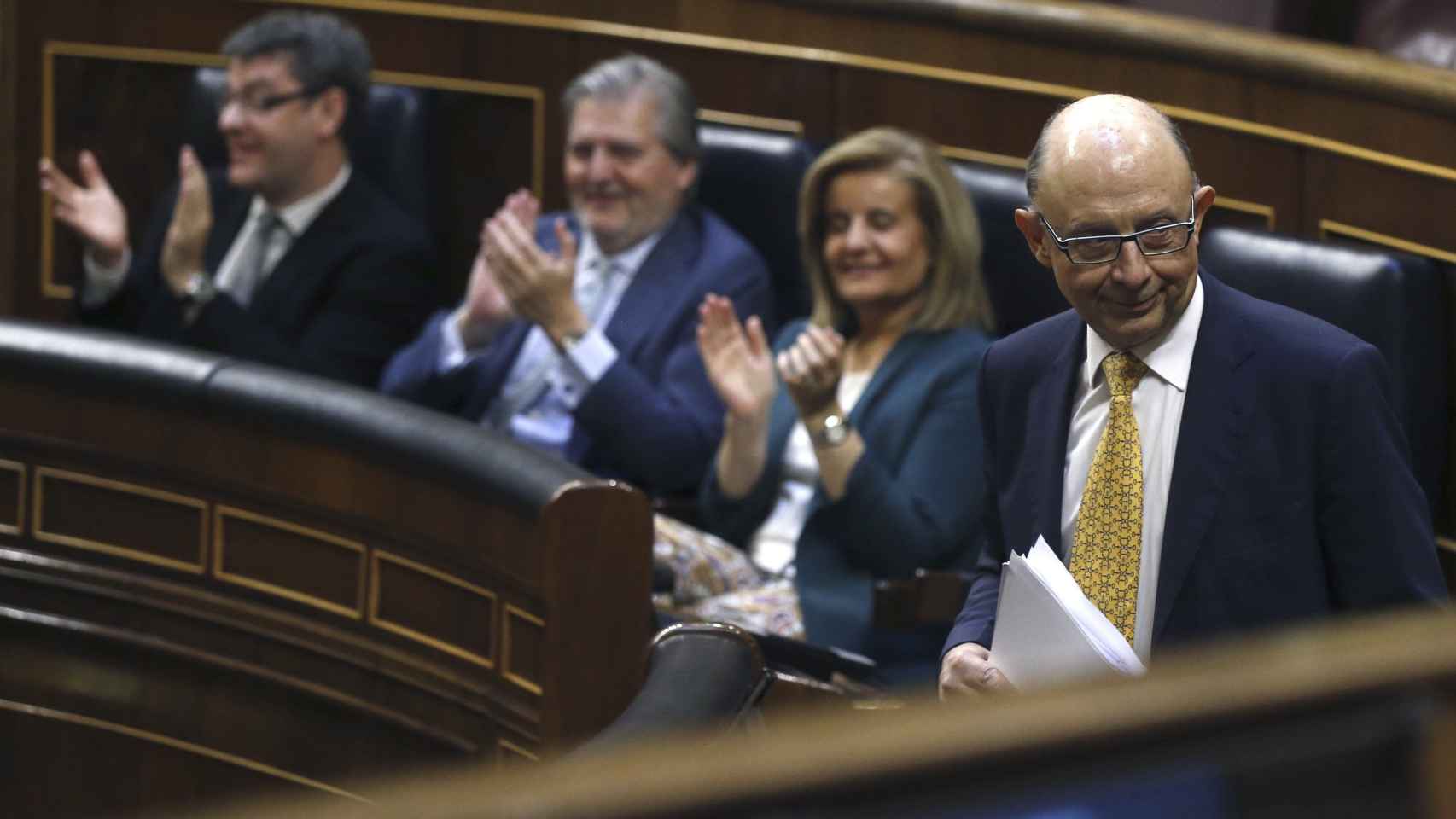 Montoro, aplaudido por sus compañeros de Gabinete, tras su intervención en el Congreso esta tarde / EFE