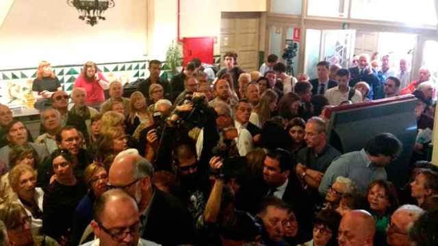 El Ayuntamiento de Esplugues de Llobregat ya estaba lleno antes de las 12 de personas que querían despedirse de Carme Chacón / AJUNTAMENT ESPLUGUES