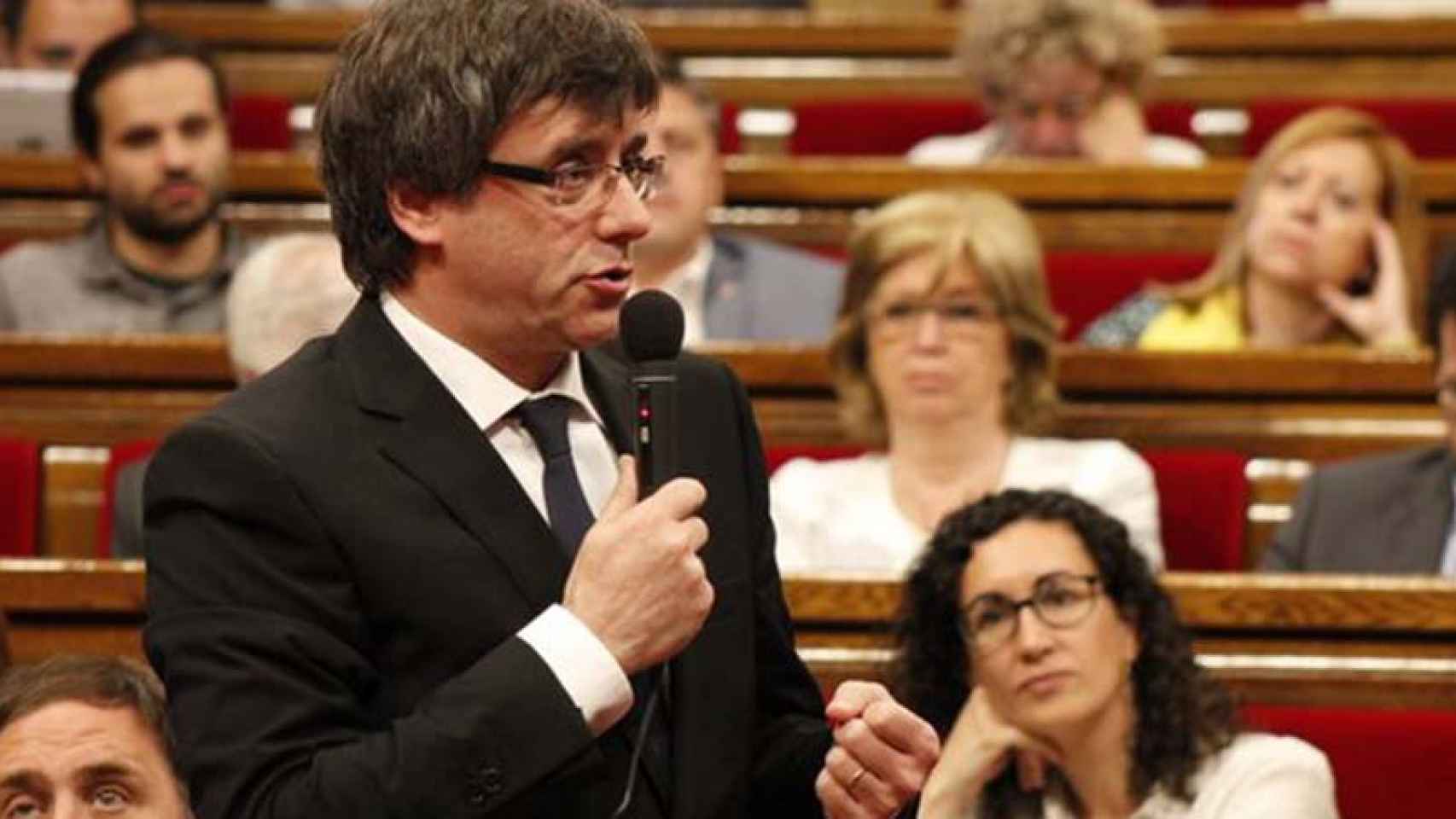 Carles Puigdemont, presidente de la Generalitat, en el Pleno del Parlament.