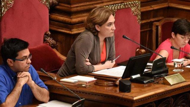 La alcaldesa de Barcelona, Ada Colau (en el centro de la imagen), en el pleno de Barcelona