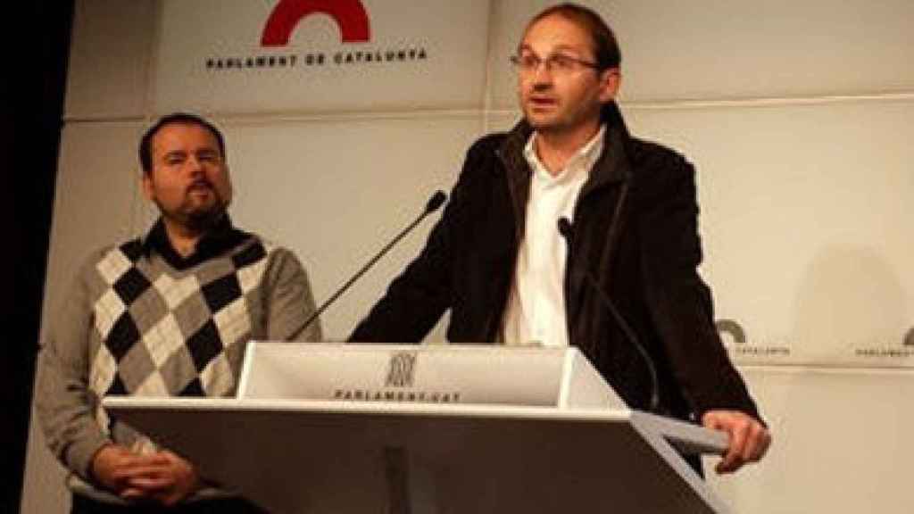 Joan Herrera y Joan Mena, ante la prensa en el Parlament