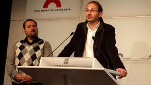 Joan Herrera y Joan Mena, ante la prensa en el Parlament