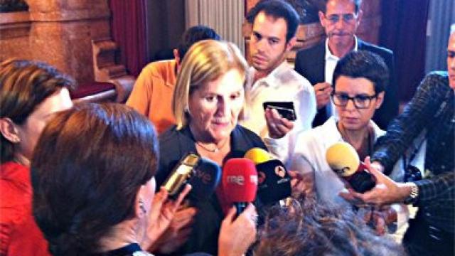 Gispert, atendiendo a los periodistas en los pasillos del Parlamento autonómico