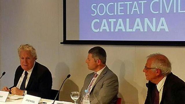 El ex primer ministro de Quebec Jean Charest, junto a Joaquim Coll (SCC) y Josep Borrell