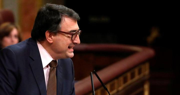 Aitor Esteban, el portavoz del PNV, durante su intervención en la moción de censura presentada por el PSOE contra Mariano Rajoy / EFE