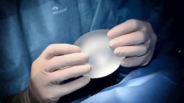 Un sanitario sujeta un implante mamario de silicona